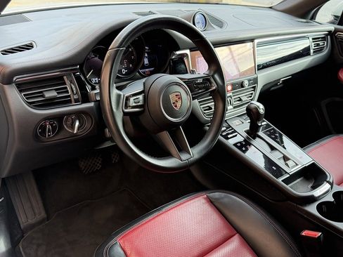 Certified 2024 Porsche Macan image 4