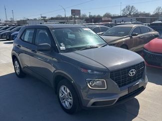 Used 2022 Hyundai Venue SE video 1