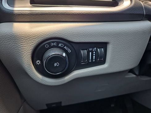 Used 2023 Chrysler Pacifica Touring-L FWD image 42