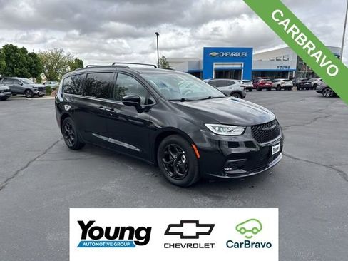 Used 2024 Chrysler Pacifica Premium FWD image 1