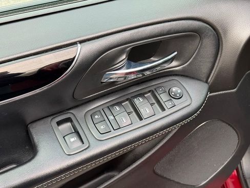 Used 2019 Dodge Grand Caravan SXT w/ Driver Convenience Group image 16