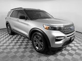 Used 2022 Ford Explorer XLT w/ Equipment Group 202A image 3