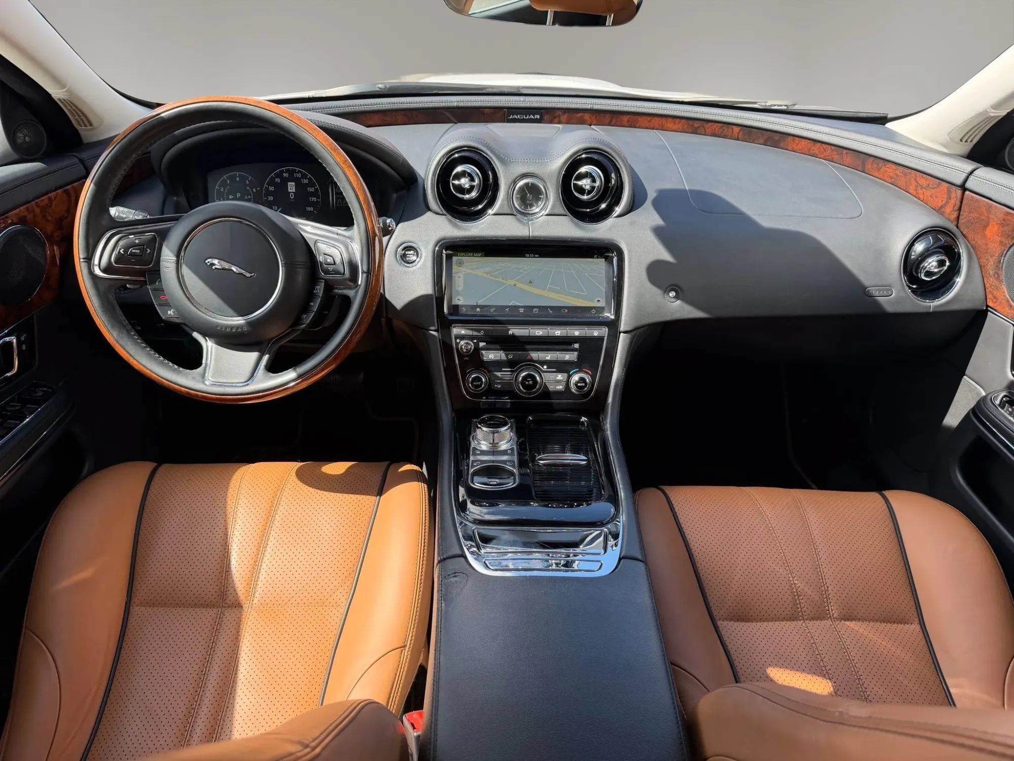 Used 2018 Jaguar XJ R-Sport RWD image 18