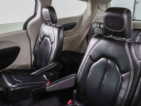 Used 2023 Chrysler Pacifica Touring-L FWD image 25