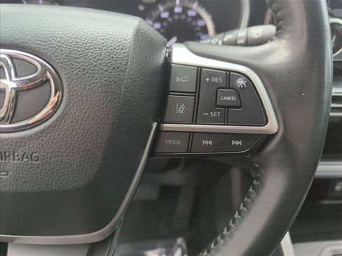 Used 2023 Toyota Highlander XLE image 16