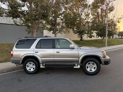 Used 2001 Toyota 4Runner SR5 RWD image 2