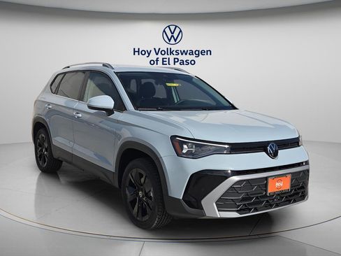 New 2026 Volkswagen Taos SE image 1
