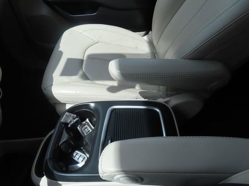 Used 2021 Chrysler Pacifica Touring-L AWD/4WD image 37