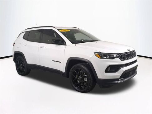 Used 2025 Jeep Compass Latitude w/ Altitude Special Edition AWD/4WD image 2