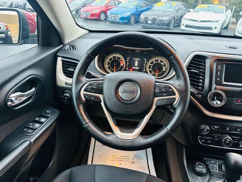 Used 2016 Jeep Cherokee Latitude w/ Cold Weather Group AWD/4WD image 11