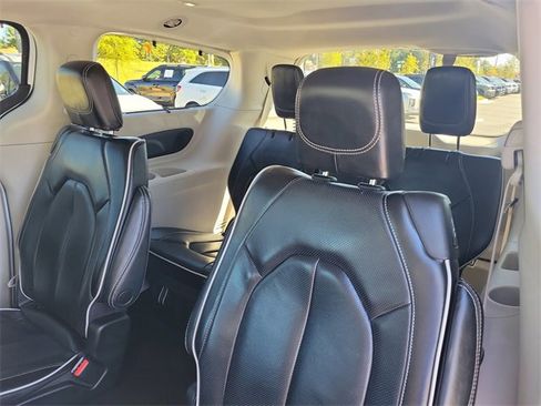 Used 2023 Chrysler Pacifica Limited image 12