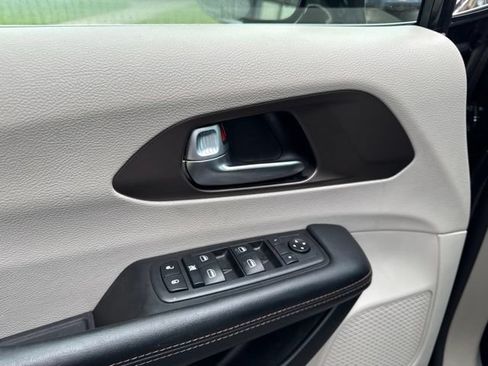 Used 2019 Chrysler Pacifica Touring-L FWD image 20