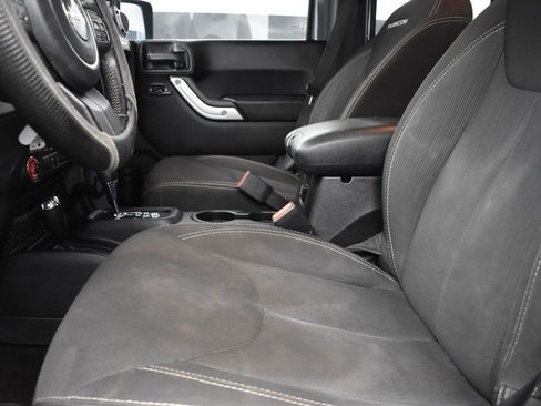 Used 2015 Jeep Wrangler Unlimited Rubicon w/ Connectivity Group image 13