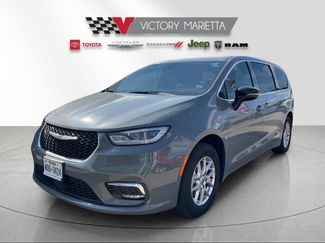Used 2025 Chrysler Pacifica Select video 1