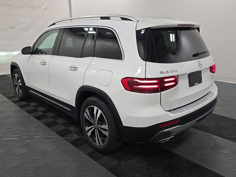 Used 2024 Mercedes-Benz GLB 250 4MATIC w/ Winter Heating Package image 4