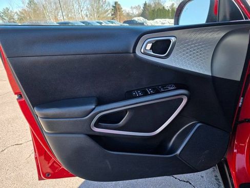 Certified 2025 Kia Soul LX w/ LX Technology Package image 23