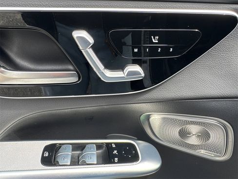 Used 2024 Mercedes-Benz GLC 300 4MATIC image 11