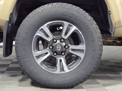 Used 2017 Toyota Tacoma TRD Sport w/ Tow Package (A/T) image 25