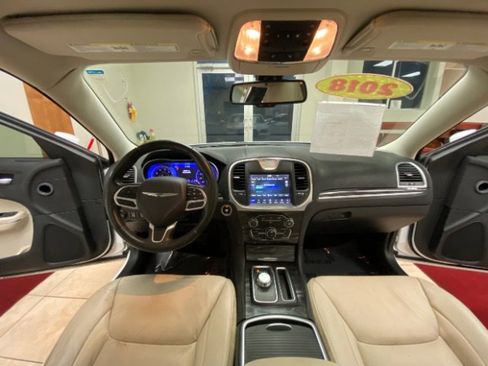 Used 2018 Chrysler 300 Touring L image 21