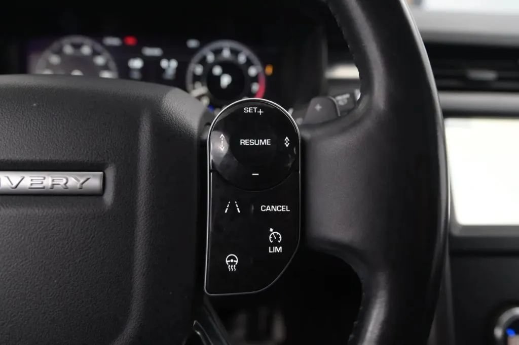 Used 2020 Land Rover Discovery Landmark AWD/4WD image 25