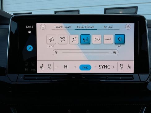 Used 2025 Volkswagen Atlas Cross Sport SE image 28