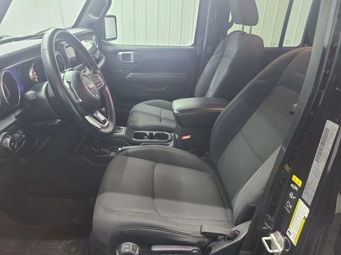 Used 2020 Jeep Wrangler Unlimited Sahara AWD/4WD image 22