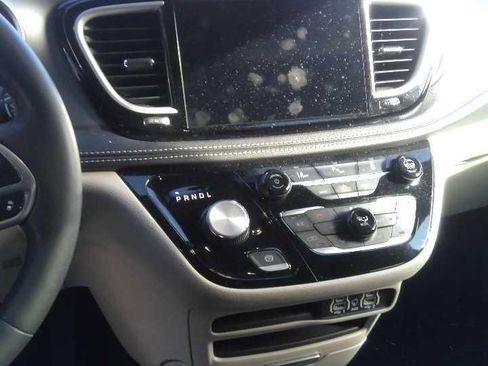 Used 2023 Chrysler Pacifica Touring-L image 7