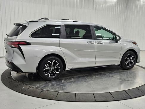 Used 2025 Toyota Sienna Platinum image 5