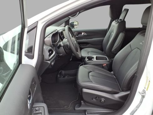 New 2026 Chrysler Pacifica Select image 23