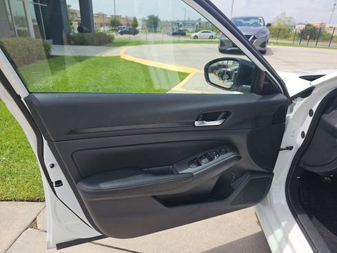 Used 2025 Nissan Altima 2.5 SV FWD image 12