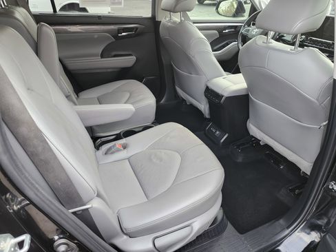 Used 2022 Toyota Highlander Limited image 26