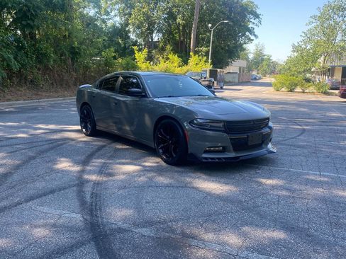 Used 2017 Dodge Charger SXT w/ Blacktop Package RWD image 4
