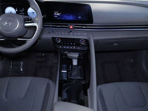 Used 2025 Hyundai Elantra SEL image 16