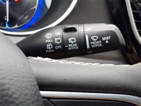 Used 2025 Chrysler Pacifica Select image 27