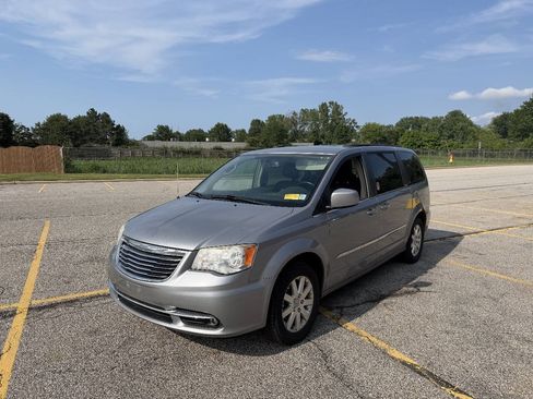 Used 2015 Chrysler Town & Country Touring FWD image 1