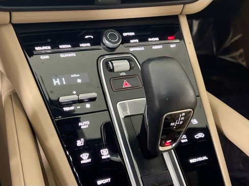 Used 2022 Porsche Cayenne AWD/4WD image 16