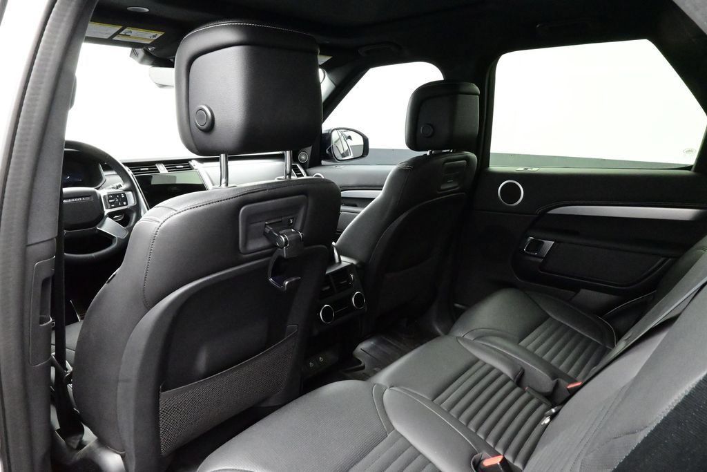 Used 2024 Land Rover Discovery Dynamic SE AWD/4WD image 13