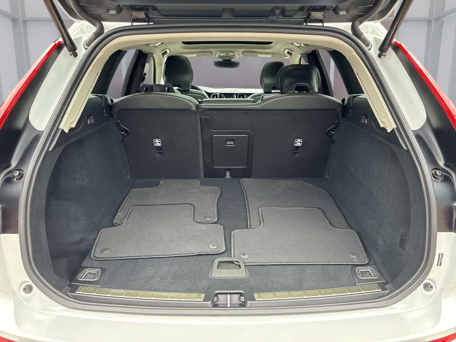 Used 2025 Volvo XC60 B5 Plus AWD/4WD image 21