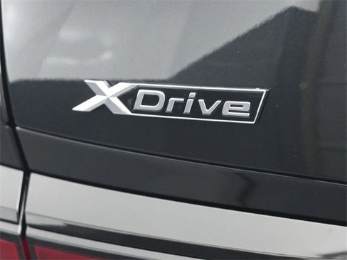 New 2026 BMW 750e xDrive w/ Premium Package image 25