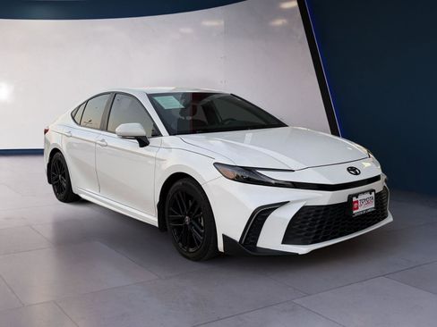 Used 2025 Toyota Camry SE image 7