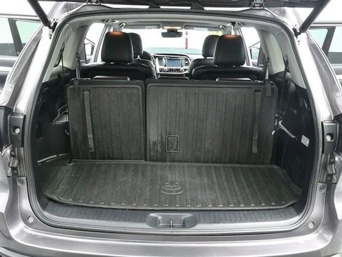 Used 2019 Toyota Highlander XLE image 11