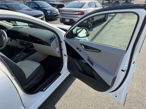 Used 2023 Kia Niro Wave w/ Wave Preserve Package image 40