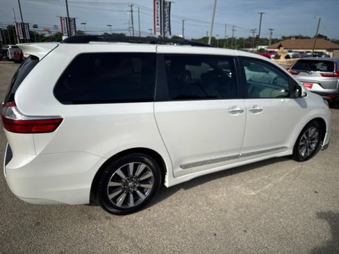 Used 2019 Toyota Sienna Limited Premium FWD image 25