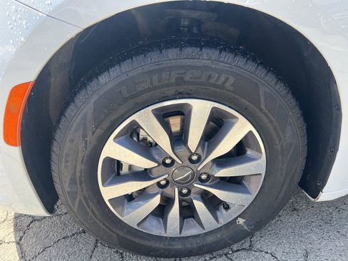 Used 2024 Chrysler Pacifica Select image 10