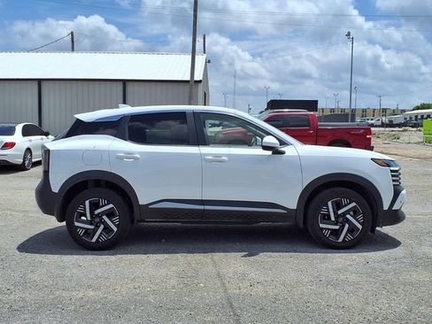Used 2025 Nissan Kicks SV FWD image 2