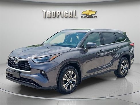Used 2022 Toyota Highlander XLE image 1