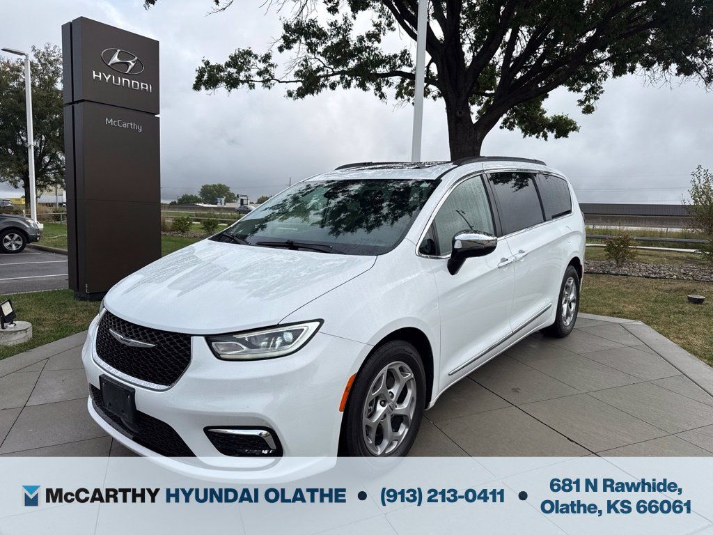 Used 2023 Chrysler Pacifica Limited FWD image 1