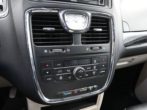 Used 2016 Chrysler Town & Country Touring-L w/ Driver Convenience Group image 27