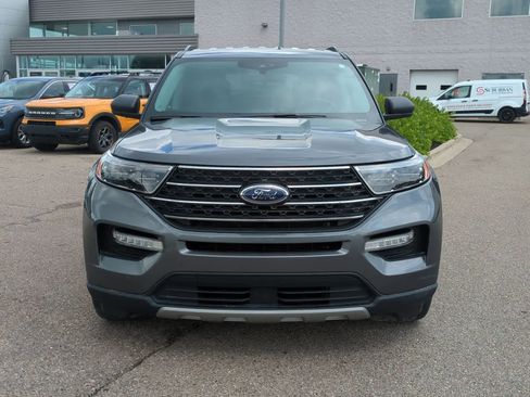 Used 2022 Ford Explorer XLT w/ Equipment Group 202A image 3