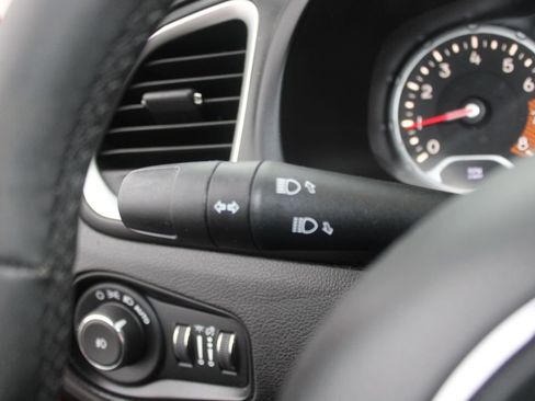 Used 2019 Jeep Renegade Latitude image 22